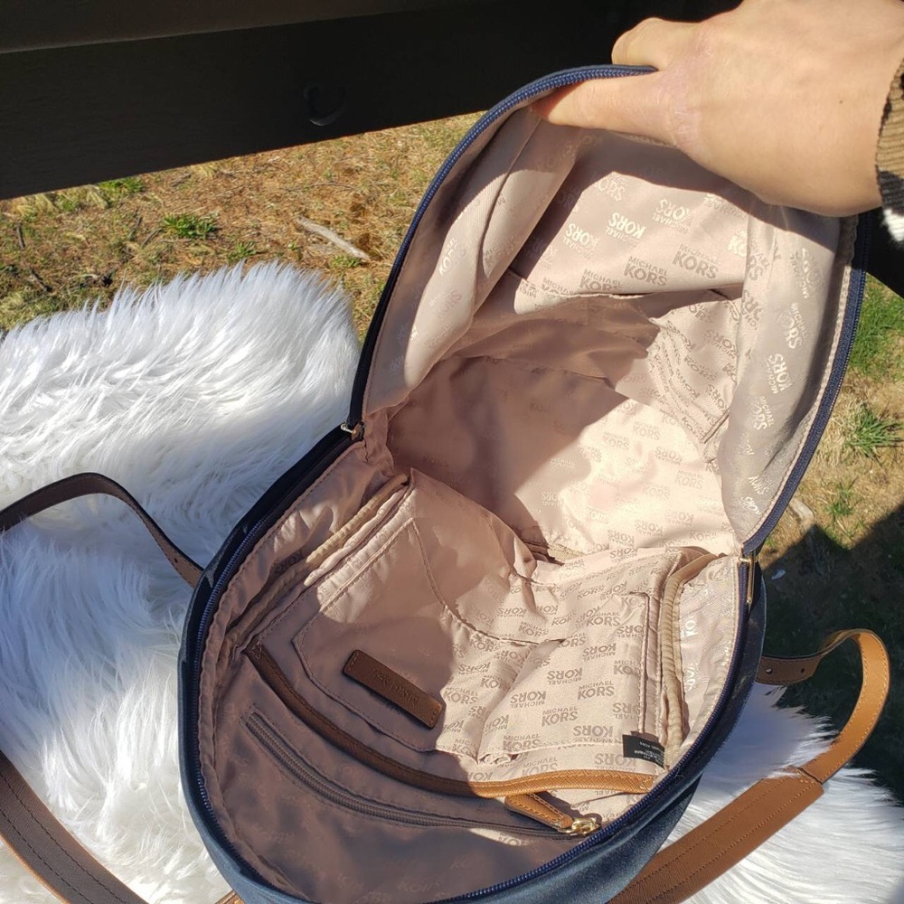 ❌SOLD❌Pre-Owned Michael Kors backpack navy blue - Picture 3 of 7